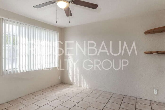 Building Photo - 302 W Flores St