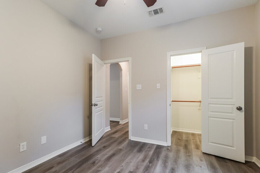 Building Photo - 606 Paradise Ln