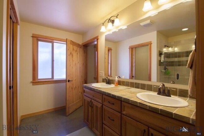 Building Photo - 3-Bedroom, 2-Bathroom Single-Level Home in Bozeman, MT