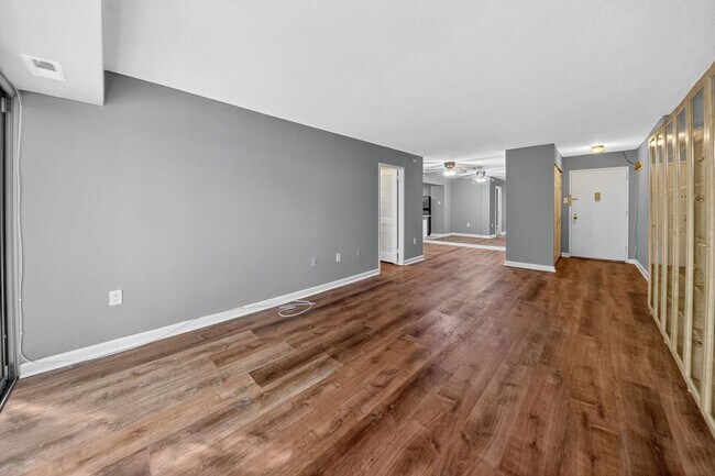 Building Photo - Water, Gas, Electric Utilities included in rent! Available Now! 1 Bed / 1 Bath Condo in the heart...