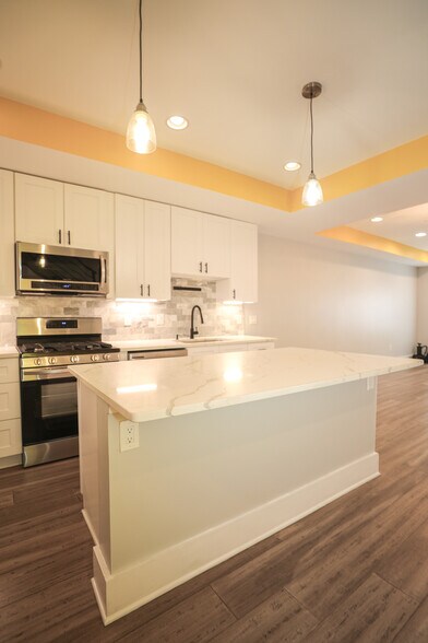 Building Photo - 1225 Raum St NE