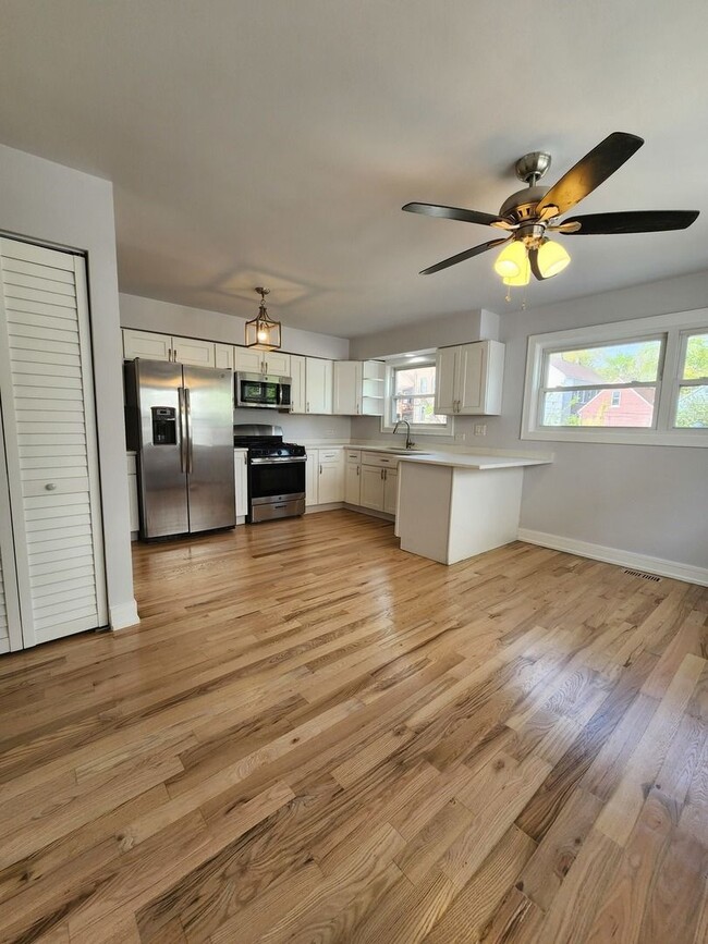 Building Photo - Amazing 3 bed/1.5 bath Updated unit