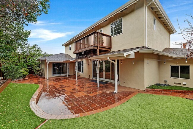 Building Photo - Stunning San Carlos 5 bedroom 4 bathroom House Available now