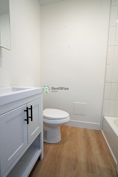 Building Photo - 740 E 7th St