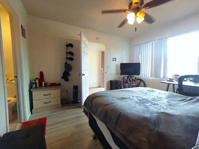 Building Photo - 5 bed 3 bath w/ POOL and Large rooms