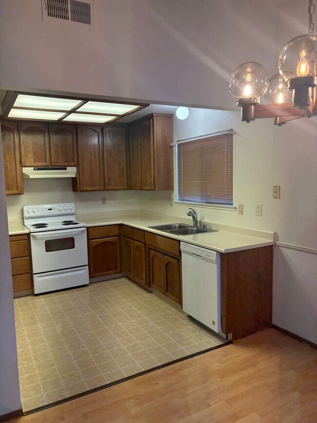 Building Photo - Spacious 3bed/2bath home in Antelope