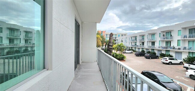 Building Photo - 2146 Van Buren St