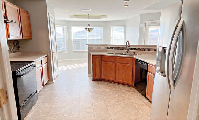 Building Photo - 4400 Lloyd Dr