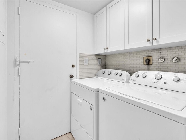 Building Photo - 3000 Holiday Dr