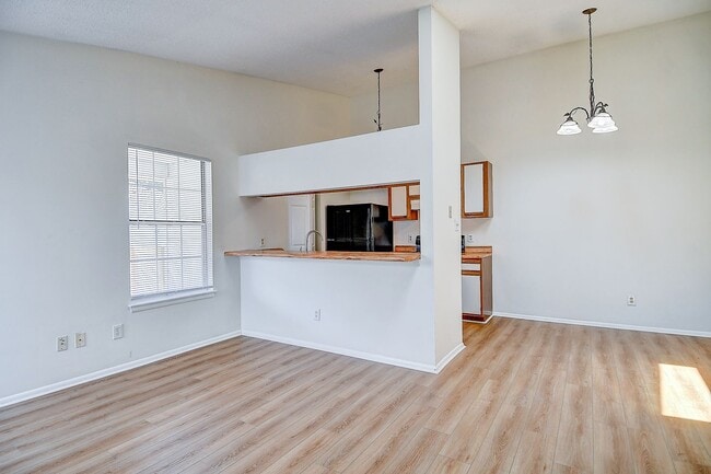 Building Photo - GATED COMMUNITY - CONDO