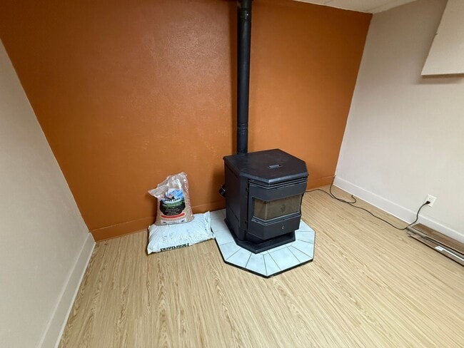 Building Photo - 4 Bedroom 2 Bathroom Home on Large Corner Lot with 2 Car Attached Garage In Great Neighborhood In...