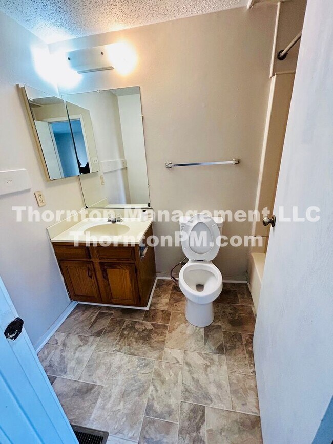 Building Photo - Charming 2 Bedroom Townhouse