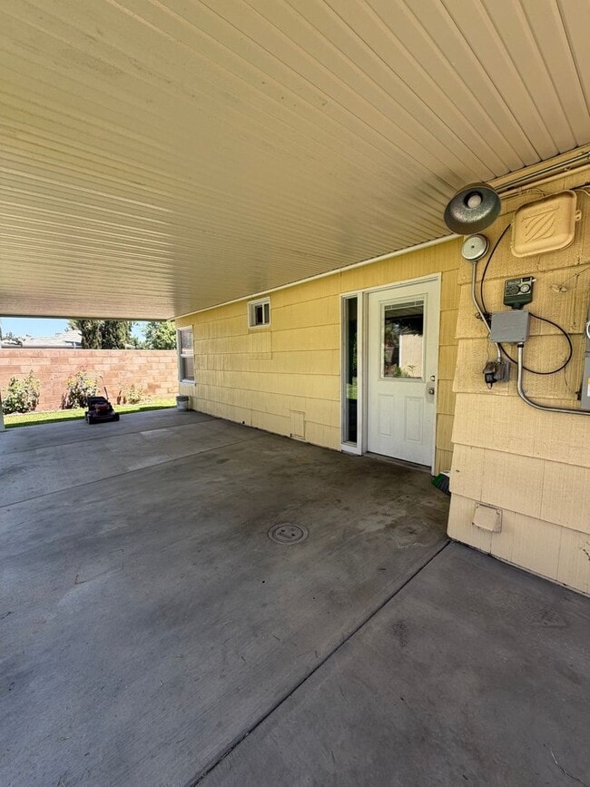 Building Photo - Newly Renovated Home in Tower District!