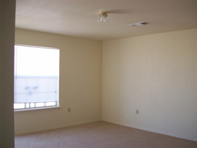 Building Photo - 137 Townsgate Plz