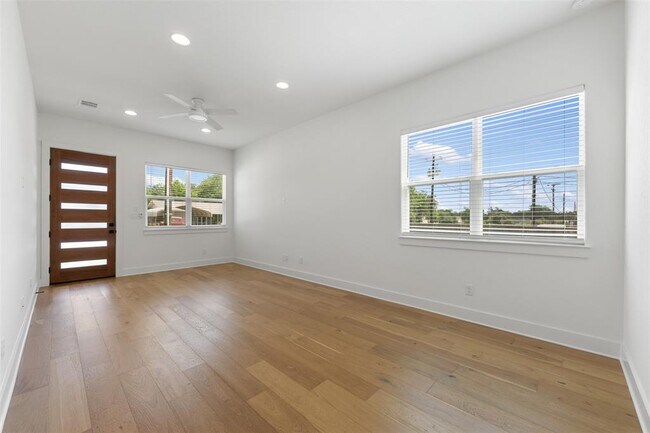 Building Photo - 308 E 20th St