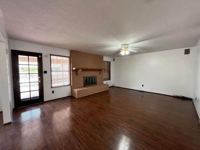 Building Photo - Spacious 3 Bedroom 2 Bathroom Home in the ...