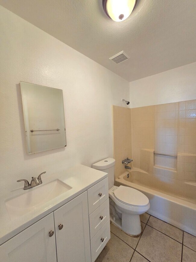 Building Photo - Freshly painted 2 bedroom  /  1 bathroom u...