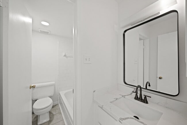 Building Photo - "Charming 3-Bed Townhouse Oasis with 2.5 B...