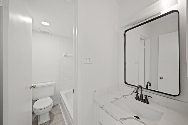 Building Photo - "Charming 3-Bed Townhouse Oasis with 2.5 Baths in Houston – 1512 Sq Ft of Comfort & Style!"