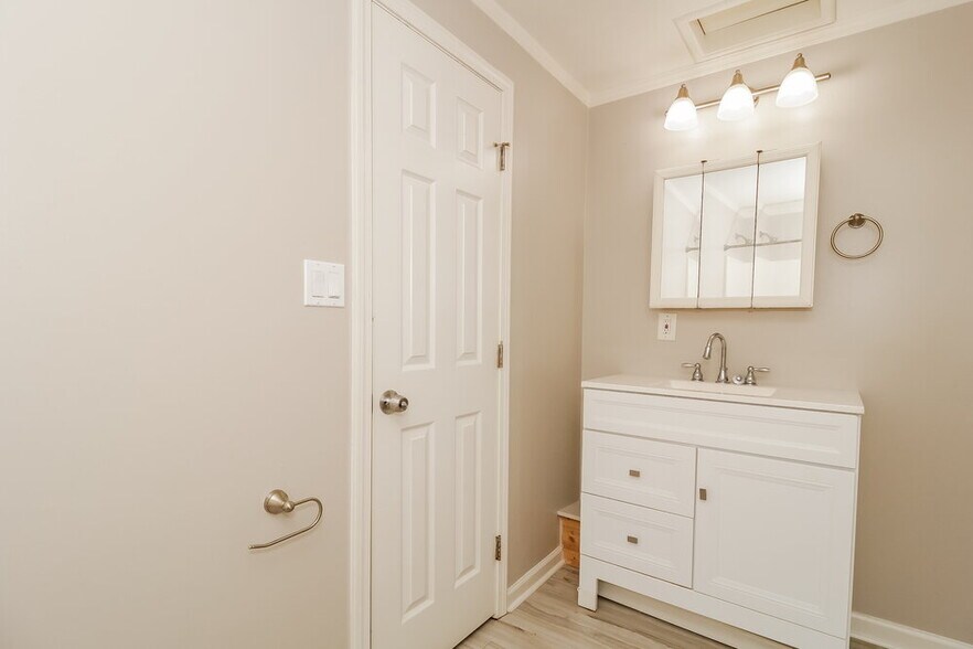 Building Photo - 300 Sterling Dr