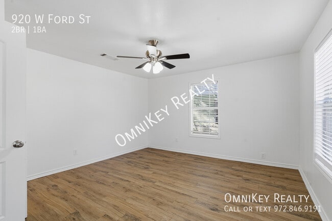 Building Photo - 920 W Ford St