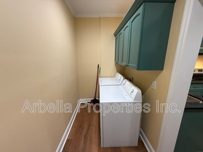 Building Photo - 701 W Locust St