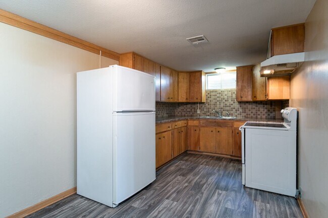 Building Photo - #6 Bedroom House with Awesome Yard Plus Ga...