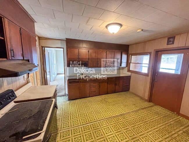 Building Photo - 502 E 3rd-6 bedroom, 2 bathroom house