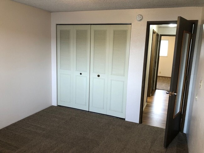 Building Photo - Great 2 bedroom 1 bathroom duplex in Springfield!