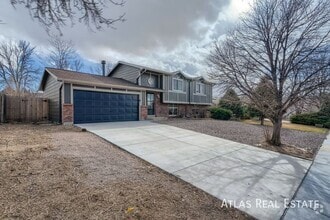 Building Photo - 2029 Whitehorn Dr N
