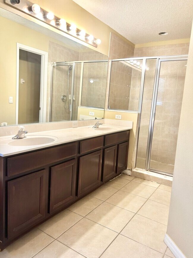 Building Photo - Beautiful Home in Parkview at Lake Shore