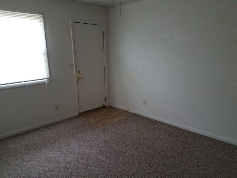 bedroom 2 with back entrance - 775 Dilenbeck Dr