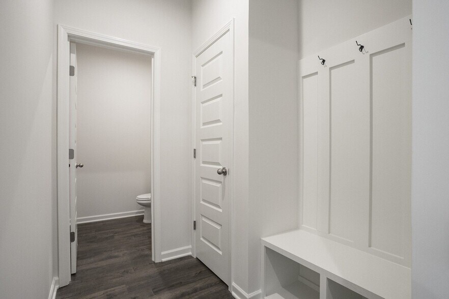 Building Photo - 5370 Bellflower Hls