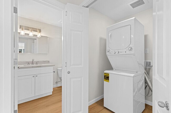 Building Photo - 1 BD 1 BA, beautiful rebuilt condo in conv...