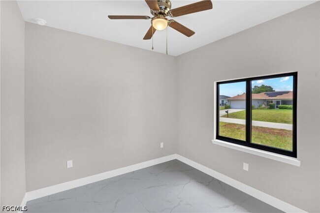 Building Photo - 752 Breamer Ave S