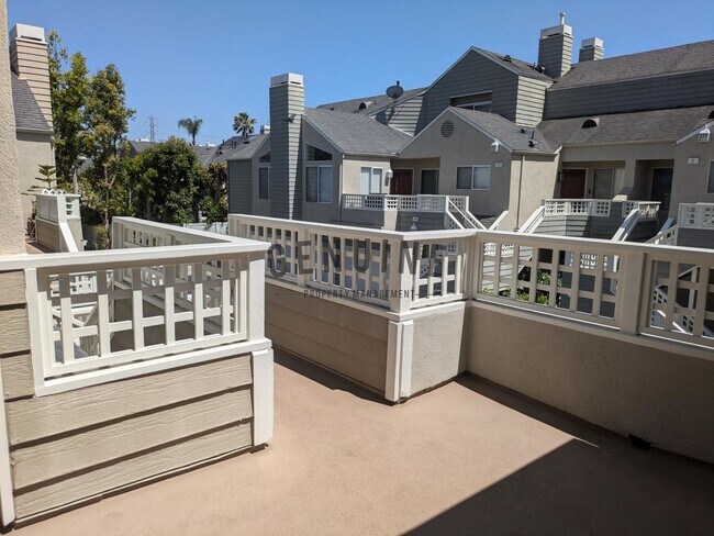 Building Photo - Charming 1Bd Upstairs Condo w/ Den & Garage
