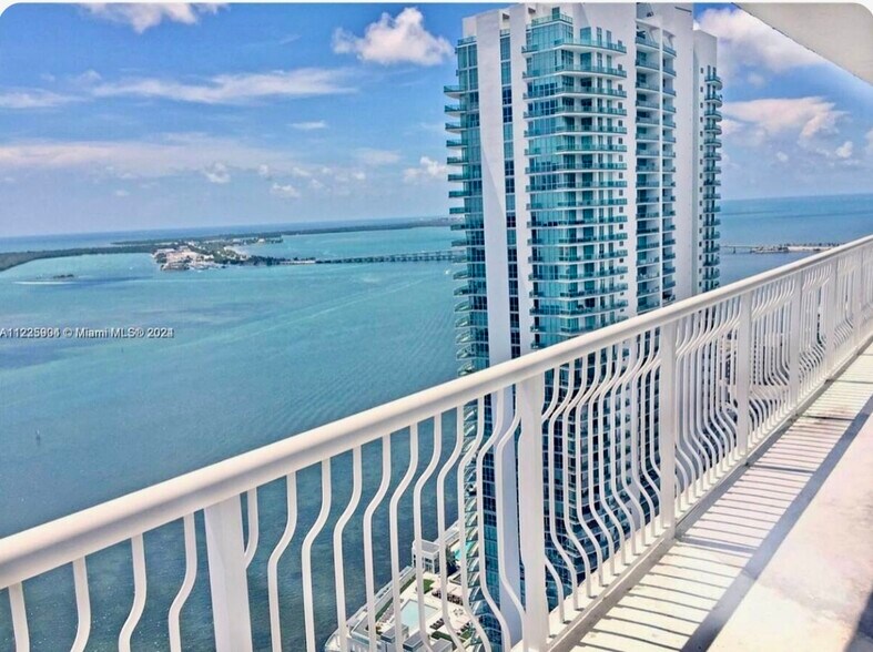 Building Photo - 1200 Brickell Bay Dr