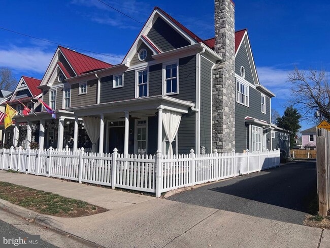 Building Photo - 703 Weedon St