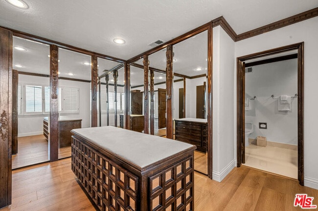 Building Photo - 3722 Alonzo Ave