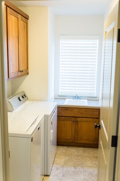 Laundry Room with sink - 263 NE 66th Ave