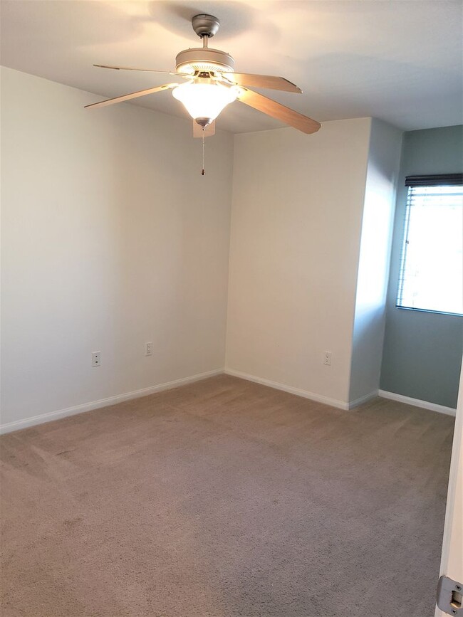 Building Photo - Spacious 3 bedroom tri-level townhome with...