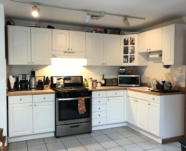 Building Photo - 273 Putnam Ave