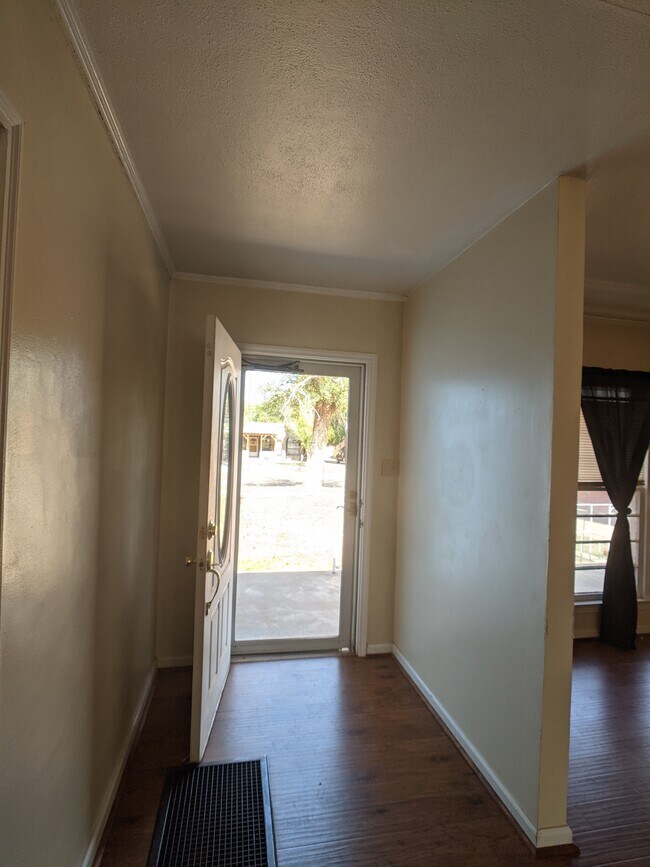 Building Photo - 1428 Axtell St