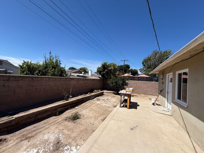 Building Photo - 329 S Scott Dr