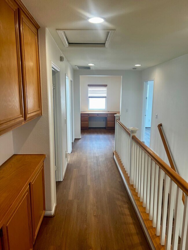 Building Photo - Stunning 4br + Den located on a view lot i...