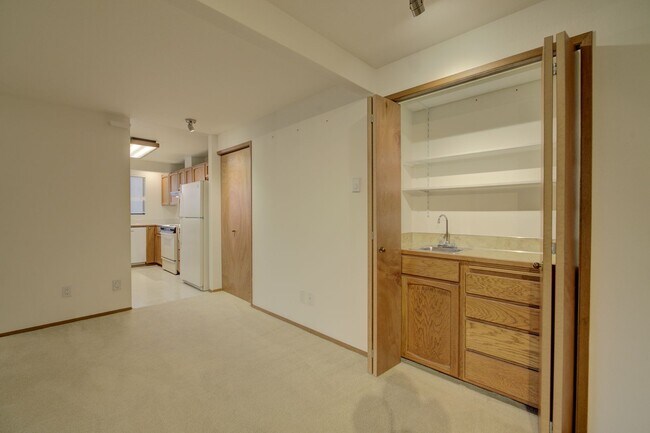 Building Photo - 2bd/1.75ba Mercer Island Condo