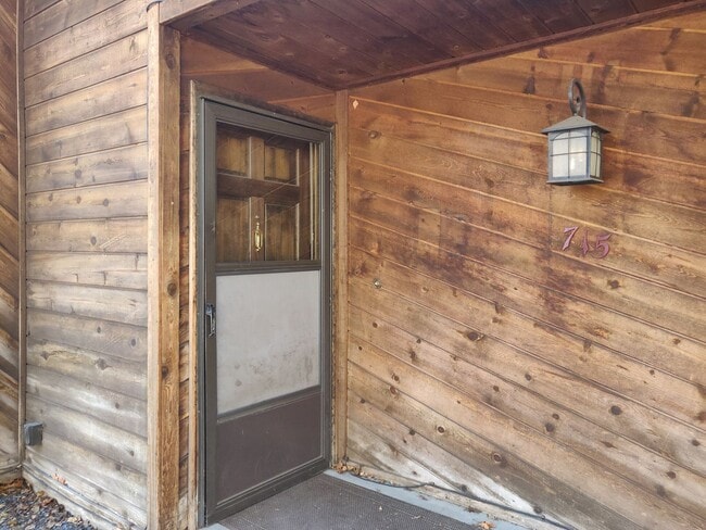 Building Photo - NW Bend 3x2 single-story hidden gem with huge fenced yard!