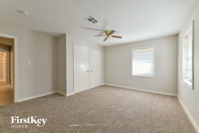 Building Photo - 214 Oakwood Dr
