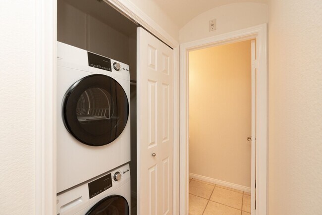 Building Photo - 3 Bedroom Townhome in the Escala Community of Mission Valley