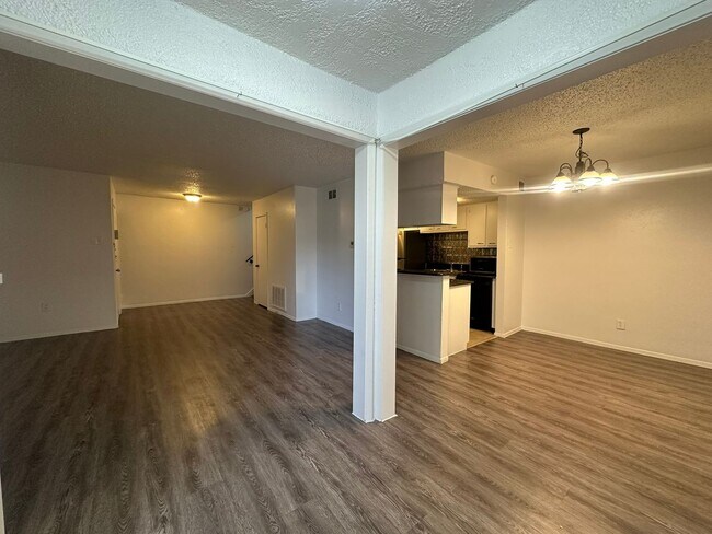 Building Photo - Charming 2-Bed Unit in Dallas! Community p...